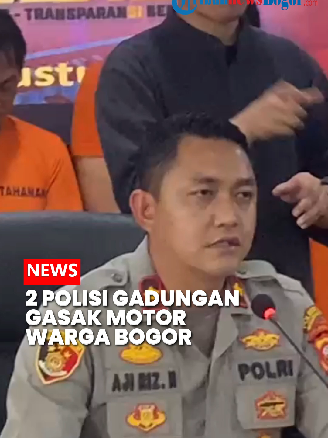 Dua polisi gadungan ini bernama Karunia Putra Harefa dan Rahmat Abdullah. Kasat Reskrim Polresta Bogor Kota Kompol Aji Riznaldi Nugroho mengatakan, mereka mengaku sebagai anggota Polsek Bogor Selatan saat menjalankan aksinya. “Pelaku berpura-pura menjadi anggota Polsek Bogor Selatan dan mengambil motor korban,” kata Kompol Aji, Jumat (22/8/2025). Selengkapnya di TribunnewsBogor.com #Bogor #begal #fyp #polisi #polisigadungan #modus