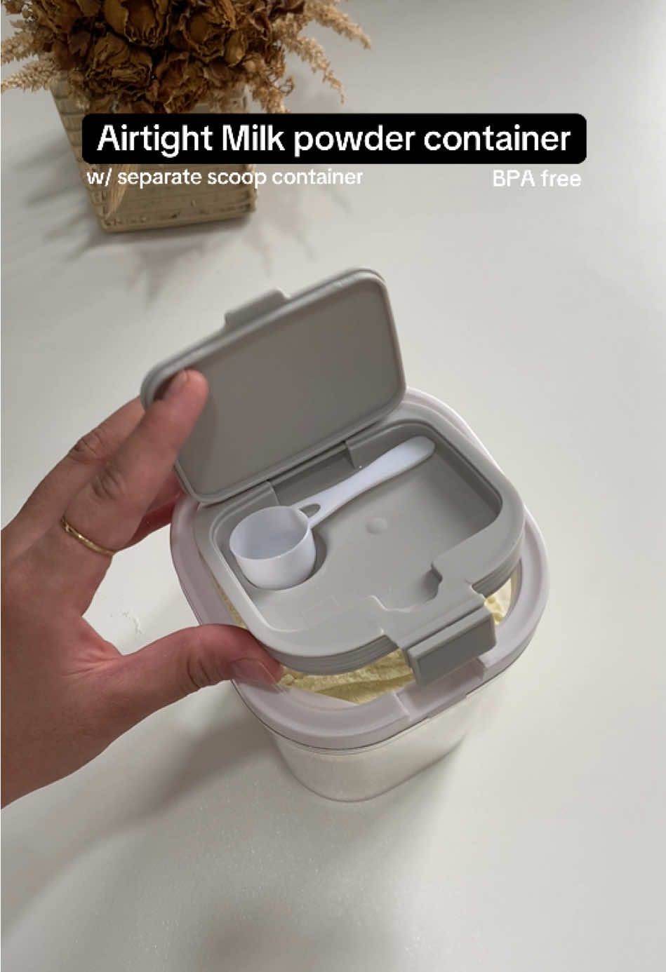 Why didn’t I get this sooner? Total lifesaver for formula feeding moms. #milkcontainerwithscoop #airtightmilkcontainer #airtightcontainer 