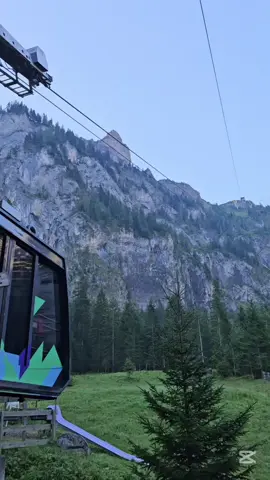 Auf der Engstligenalp bei Adelboden wird während der Alpzeit von zwei Familien eine Alpkäsereibesichtigung angeboten.Gestern durfte ich Lydia Stoller von der Chumihütte beim Schaukäsen zugucken. #engstligenalpadelboden  #alpkäse  #engstligenalpbahn  #adelbodenlenkdänk  #alpkäserei 