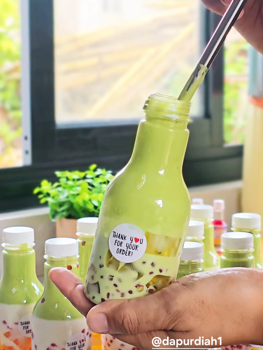 Siang gini enak yang seger2 ngga sihhh!! Bisa jadi ide jualan juga lho. Save & Share yahhh... Creamy Matcha Framboze  Bahan Sagu Mutiara : 1 Liter Air ( Free ) 100 gr Sagu mutiara ( 3.500 ) 3 -5 Tetes Pewarna Makanan Merah Tua dari @betetindonesia  ( 150 ) 1/2 sdt Perisa Vanili @betetindonesia ( 250 ) 1/2 sdt Perisa Frambozen @betetindonesia ( 250 ) Bahan Jelly : 2 bks Jelly plain 60 gr ( 6.000 ) 100 gr Gula pasir ( 2000 ) 3-5 Tetes Pewarna Makanan Kuning Telur dari @betetindonesia ( 150 ) 800 ml Air ( Free ) Bahan Creamy : 200 gr Bubuk Minuman Matcha ( 19.000 ) 200 gr Krimer Bubuk ( 12.000 ) 200 gr Kental Manis ( 10.000 ) 200 ml Susu Full Cream ( 6.000 ) 3 tetes Pewarna Makanan Betet Hijau Tua dari @betetindonesia ( 150 ) Botol kemasan 850*12 : 9.900 stiker 1.000 Total HPP : 100.350 HPP per botol : 100.350/12 : 8.362 Harga Jual (40%) : 8.362 × 40 : 100 = 3.344 Harga Jual : 8.362 + 3.344= 11.706 Selamat Mencoba  #IdeJualan #IdeJualanSimpel #KehangatanDibalikRasa #ideminuman #minumankekinian 