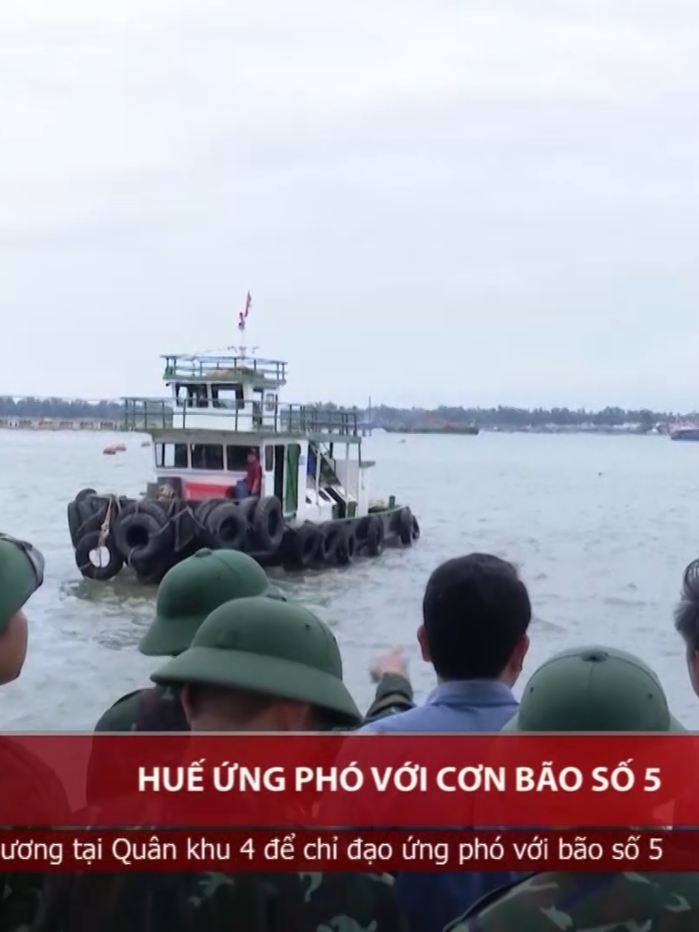 Để ứng phó với bão số 5, Tp Huế đã triển khai đồng bộ, quyết liệt nhiều biện pháp, thực hiện phương châm “4 tại chỗ”, không để bị động, bất ngờ. Các đơn vị đang nỗ lực nhằm bảo đảm an toàn tính mạng và tài sản của nhân dân.Phóng viên VTV8 đưa tin từ hiện trường.#vtv8 #tinnong #tintuc24h #tintuc #hue #mualu #mualumientrung