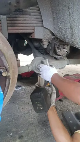 น็อตแน่นสุดๆ ถอดน็อตสาแหรกเพื่อเปลี่ยนบูทเพลาโบกี้    #อู่มนตรีการช่างแหลมฉบัง0810555453 #บริการซ่อมรถนอกสถานที่ #ช่างซ่อมรถบรรทุก #งานช่าง  #บล็อกแบตเตอรี่ไร้สาย   by IMAN 