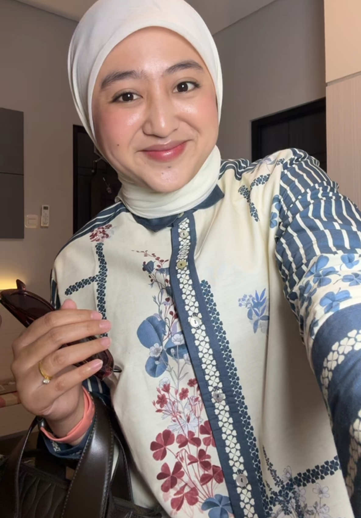 back to chantika dengan kemeja motifnya, kemeja ku dari @Geulis id ..🍥