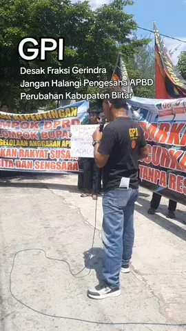 GPI Tuding Fraksi Gerindra Hambat  Pengesahan APBD Perubahan 2025 Blitar, blok-a.com - Ketua Gerakan Pembaharuan Indonesia (GPI), Jaka Prasetya, yang juga merupakan kader Partai Gerindra Kabupaten Blitar, melontarkan kritik keras terhadap fraksi partainya sendiri di Dewan Perwakilan Rakyat Daerah (DPRD) Blitar.  Jaka menuding fraksi Gerindra, bersama beberapa partai lain, menghambat pengesahan Anggaran Pendapatan dan Belanja Daerah (APBD) Perubahan (PAK) tahun 2025, yang berpotensi merugikan masyarakat luas. Aksi protes besar-besaran oleh ratusan massa GPI pada Senin (25/8/2025) ini, menjadi puncak kekecewaan terhadap lambatnya proses persetujuan anggaran tersebut.  Jaka Prasetya menegaskan, bahwa jika APBD Perubahan tidak segera disahkan, pembangunan di Kabupaten Blitar akan terhambat dan rakyat akan menanggung kerugian besar. 