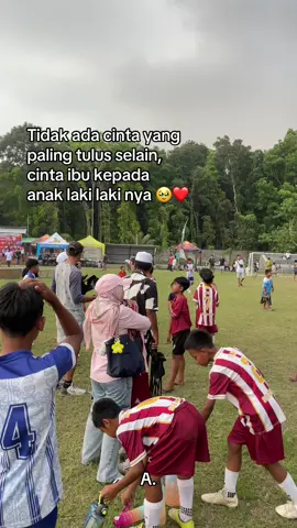 Terimakasih ya bu sudah support ❤️⚽️ #sepakbola #pialamenpora #cintaibu #cintaibusepanjangmasa #fyp 