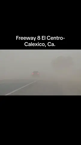 Así lució esta tarde de domingo el Freway 8 en el tramo de El Centro a Calexico, California, esto durante la tormenta de tierra que azotó la región. 