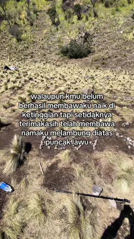 sumpaa rasanyaa seneng,terharu campur aduk bangett ngeliat ini, makasii yaa sayang, semogaa suatu hari aku bisa nyusul kesana yaa🥹💗#puncaklawu #mendaki #foryoupage 
