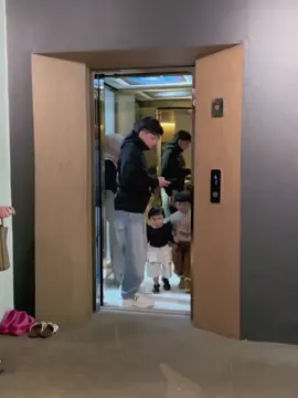 Weekend waktunya family time! Bunda bunda kalo minggu biasanya kemana nih?🥰 #azurahumairanuratta #ameenahannanuratta #aureliehermansyah10 #attahalilintar #fyp 