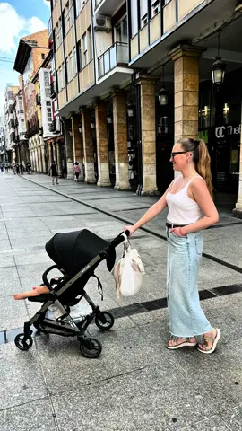 ✨ Cosas de mamás ✨ La maternidad está llena de incongruencias: Queremos que el bebé se duerma… y cuando por fin lo hace, terminamos viendo sus fotos 🍼🥹. Decimos que necesitamos espacio personal, dejamos al peque con los abuelos para tomarnos un vino y hablar con una amiga… pero la cabeza sigue en la crianza. Porque ser mamá primeriza es vivir en esta contradicción constante: querer descansar y al mismo tiempo no poder soltar del todo. 💕 ¿Te pasa igual? #mamáprimeriza #maternidadreal #cosasdemamás #crianza #bebé        