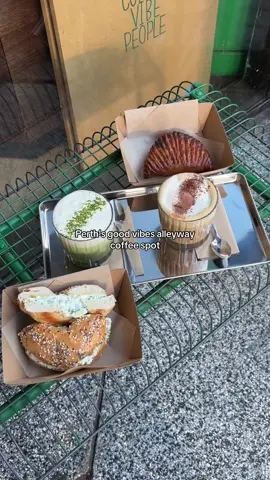 Your sign to finally go visit that coffee shop you’ve been talking about 😉 Tucked away off the main street, Giant Coffee is the vibiest little alleyway coffee shop serving up delicious drinks, small bites and good morning vibes. These guys are known for their beautiful Einspanner drinks with sweet smooth cream on top, but if you visit, take it from us and try one of their DELICIOUS build-your-own bagels! You won’t regret it 😉 #lilperthfoodie #perthfood #perthisok #pertheats #perth 