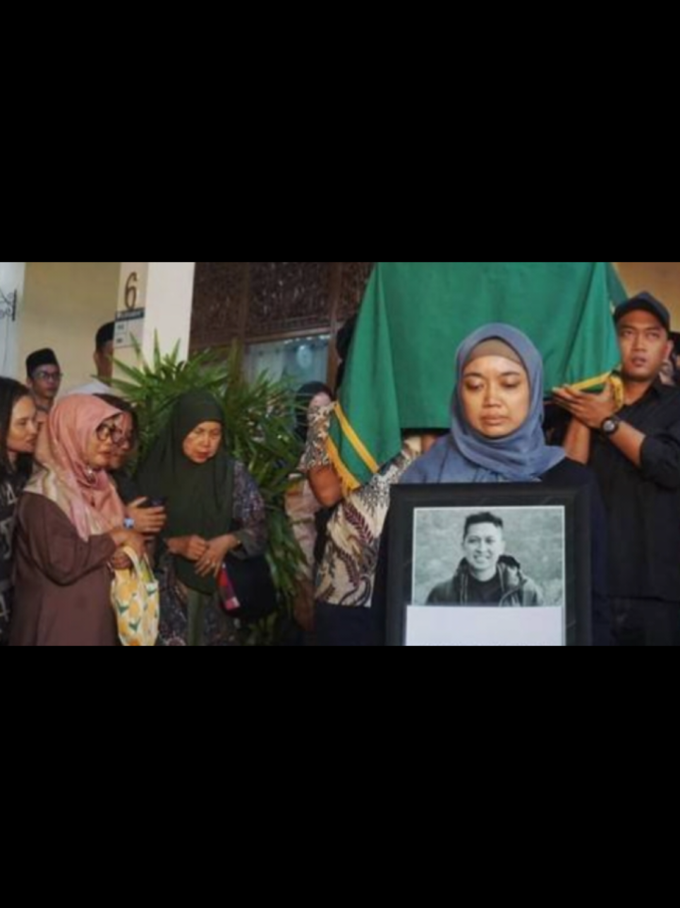 DASAR JURNALISME ADALAH KEBENARAN: Bangga menjadi bagian dari organisasi Ikatan Jurnalis Televisi Indonesia (IJTI). Walau tak terlibat secara langsung, kami tetap mengawal kasus sahabat Daru dengan cara-cara sederhana. Sebenarnya, di tengah pilihan isu utama nasional, Produser setiap stasiun TV masih memberikan porsi besar atas pemberitaan Diplomat Arya Daru. Pengerahan Reporter, Video Jurnalis, Kontributor dan Koresponden ke berbagai titik pemberitaan, menunjukkan Televisi serius mengawal kasus ini. Tetap semangat kawan, ruang kita sangat ilmiah. Dan salam hormat untuk seluruh ranger TV tanah air. Kita support Sahabat Daru sejujur-jujurnya dan sebenar-benarnya... #aryadarupanguyunan  #diplomatarya  #poldametrojaya  #kagama  #ijti 