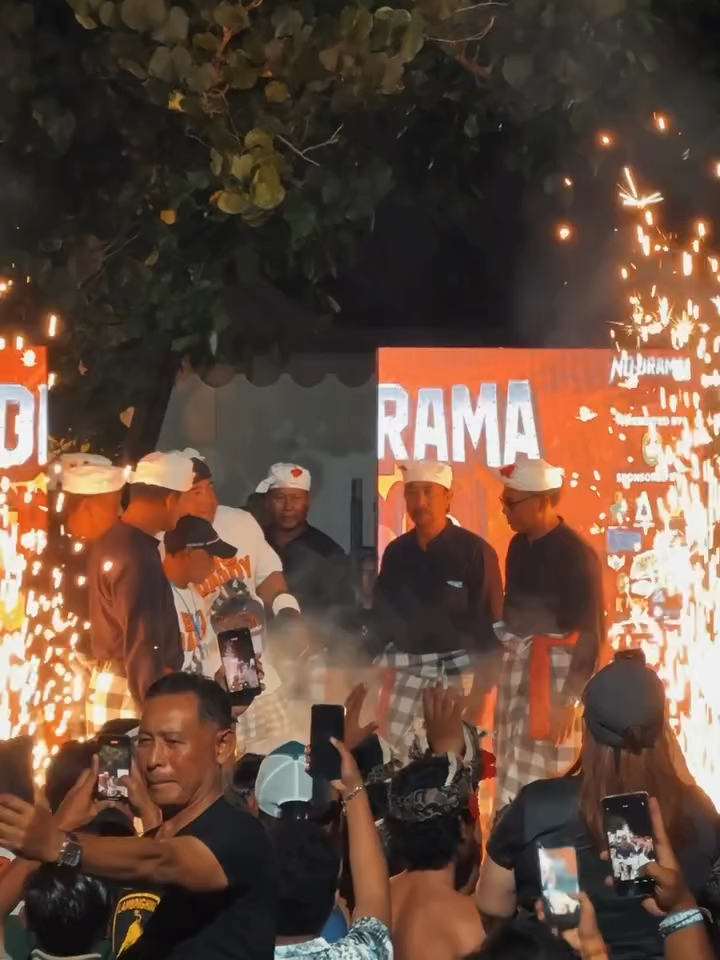 Pesona Bapak Ketua kita di atas ring😍 Selamat atas kemenangannya Bapak @de_gadjah 🙏🏻🔥 #gerindra #gerakanindonesiaraya #partaigerindra #gerindrabali #dpdgerindrabali #prabowo #prabowosubianto #ketumgerindra #prabowopresiden #fraksigerindra #dekade08 #gerindramenang #degadjah #nodrama #tinju #nodramafight #nodramareborn