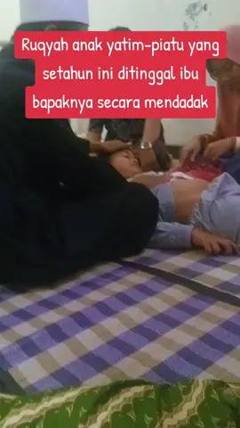 Ruqyah anak yatim piatu di kota cikarang barat.  Setelah kedua orang tuanya m3ningg4l dalam setahun ini, anaknya juga tidak luput dari serangan teluh, dirumah byk gangguan mimpi buruk dan si anak selalu mendapatkan teror mahluk ghaib sosok besar bermata merah disertai pocong, kuntilanak, memicu ujang mengalami sakit sakitan setahun ini, sakit teroid, sakit perut, ulu hati dan menurut bibi dan pamannya, diujung makannya banyak tidak pernah merasakan kenyang. semoga setelah di ruqyah rumah dan ruqyah badan si ujang disembuhkan Alloh SWT, rumah bersih dari pengaruh gangguan jin, sihir dan ain. aamiin