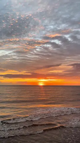 Sunset+lagu minang🔥@Rayola #fypage #viraltiktok #vibesstory #minangkabau #berandatiktok 