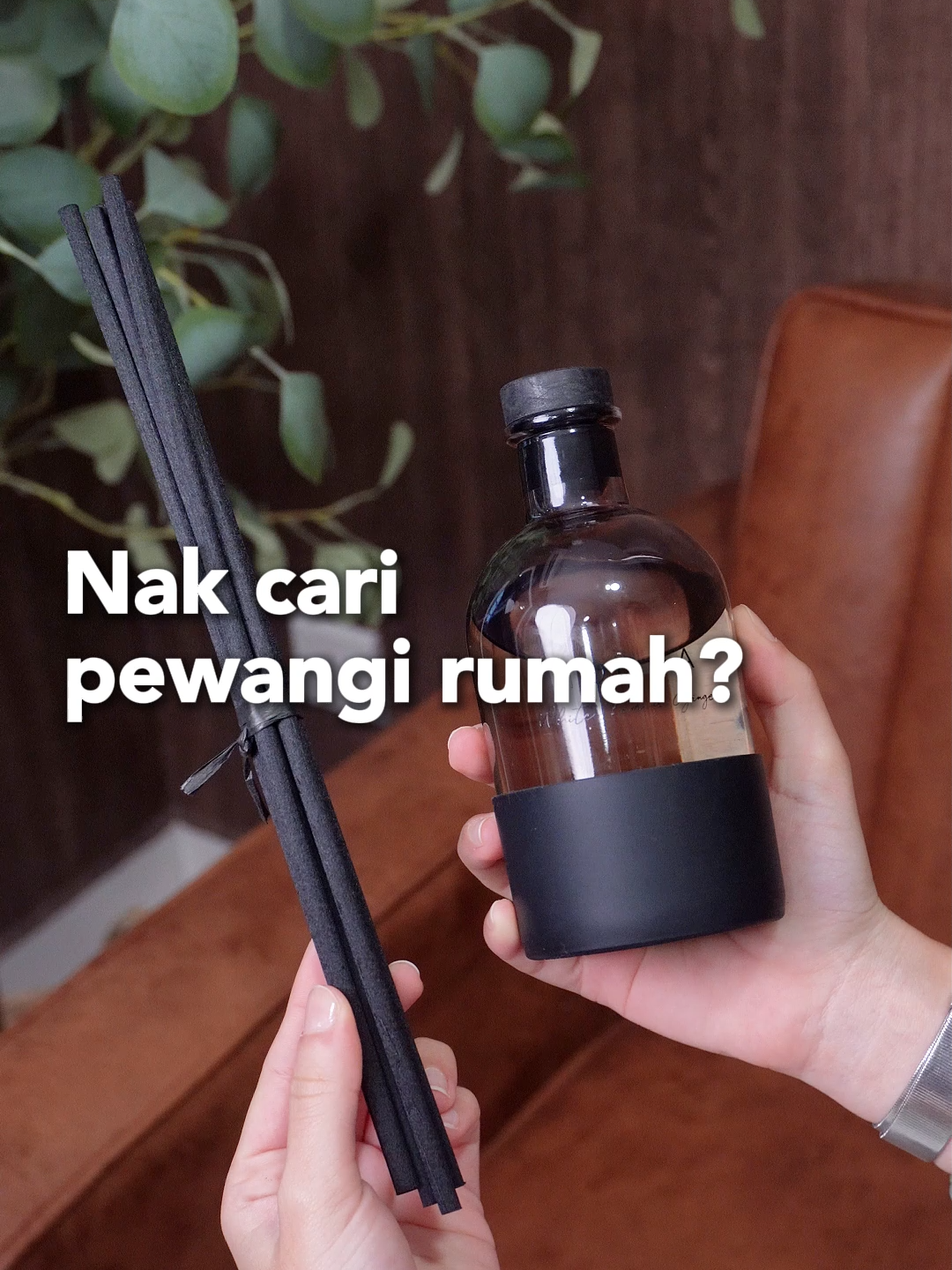 Rumah bau hapak? 🚿🛏️ Try HOOGA Black Series diffuser – bau dia smooth & tak menyengat 🌿 Tip: jangan guna semua stick kalau nak tahan lama! #HOOGA #HoogaMY #HomeFragrance #CleanAesthetic #reeddiffuser