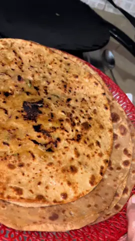 Bearish ke mausam me alo ke parathay #alokaparatha #rain #musarratishaq #masihgeet 