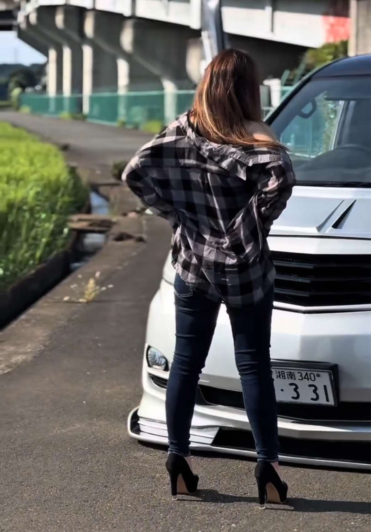 一眼レフとキャンギャルで忙しそうだけど暑い中頑張ってましたww #一眼レフ #アルファード #ガルウィング #外向きオーディオ #キャンギャル  キャンギャル　@いち 