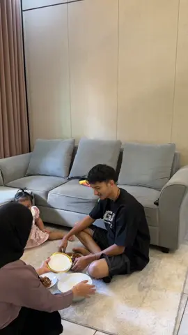 Makannya di ruang tamu, Karna di dapur lagi pada biki cookies hihi