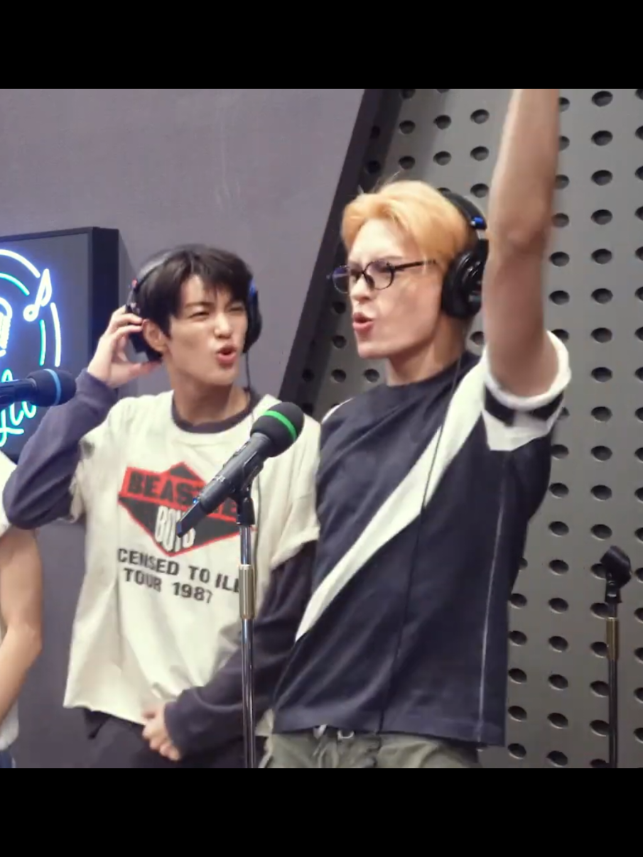 James' headphones😭😭 #kpop #james #keonho #cortis #whatyouwant 