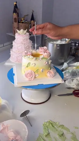 #fyp #foryoupage #cutecake #cakedecorating #buttercream 