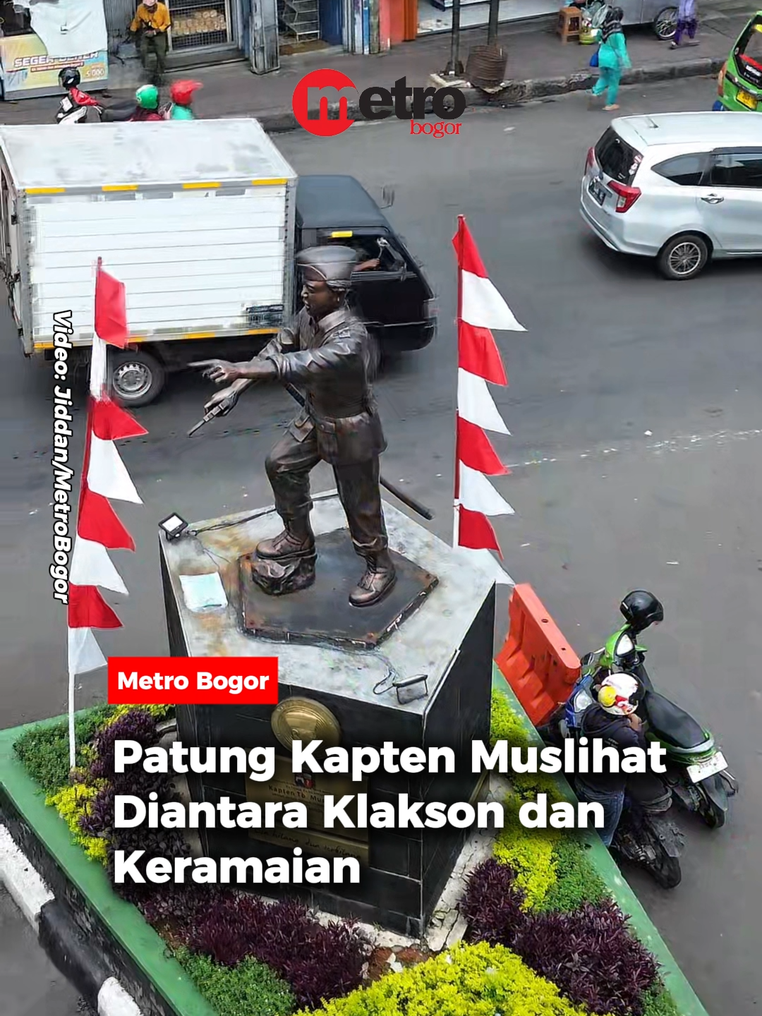 Bogor tak hanya punya Tugu Kujang sebagai simbol, tetapi juga patung seorang pemuda 19 tahun yang memilih mati demi merah putih. Dialah Kapten Tubagus Muslihat.  Kapten Muslihat gugur pada 25 Desember 1945, saat melawan tentara Inggris.  Untuk menghormati pengorbanannya, patung berbahan tembaga karya seniman Yayat Darajat diresmikan pada 25 Desember 2022. Pemindahan patung dari Taman Topi ke lokasi Jembatan Merah bukan tanpa alasan.   Di sekitar tempat itu, pasukan Kapten Muslihat pernah terlibat kontak senjata sengit melawan tentara Gurkha.  Kini, patung itu bukan sekadar hiasan kota, melainkan simbol perlawanan, keberanian, dan pengingat bahwa kemerdekaan lahir dari darah dan air mata para pejuang. Patung Kapten Muslihat di Jembatan Merah adalah suara sunyi yang terus berbisik: bahwa kebebasan hari ini lahir dari pengorbanan mereka yang rela gugur muda demi merah putih. 🎥: Jiddan/MetroBogor #metrobogor #metropolitanid #bacametrobogor #patungkaptenmuslihat #jembatanmerah