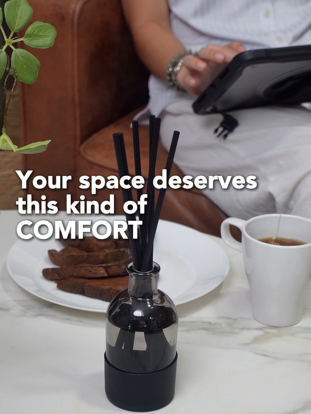 Your space deserves this kind of comfort ✨ HOOGA Black Series Diffuser → simple je tapi efek dia WOW! Letak kat ruang tamu atau bilik tidur → terus bau wangi macam hotel. Grab yours now – beg kuning ada 💛 #HOOGA #HoogaMY #ReedDiffuser #BlackSeries #HomeFragrance #HotelVibes #RumahCozy #RoomDecor