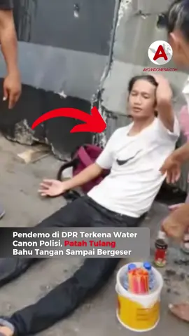 Aksi unjuk rasa di depan Gedung DPR, Jakarta, Senin (25/08), berubah ricuh ketika aparat kepolisian membubarkan massa. Demonstran menyoroti besarnya gaji dan tunjangan anggota DPR yang disebut mencapai lebih dari Rp100 juta. Ketegangan memuncak sekitar pukul 12.45 WIB, saat polisi melepaskan tembakan gas air mata dan menggunakan water canon untuk menghalau kerumunan.  Seorang demonstran menjadi korban dari water canon. Dalam keterangan yang diterima, pendemo mengalami patah tulang hingga bahu tangan bergeser. Sang perekam video meminta bantuan berbagai pihak agar pendemo tersebut segera mendapat bantuan medis. Follow terus @ayoindonesiacom #demohariini #demoDPR #demoDPRhariini #demo25agustus