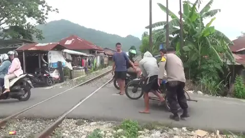 Antisipasi Kecelakaan, Polisi dan Warga Atur Pelintasan Kereta Api Tanpa Plang pintu. Padang (Sumbar)  ~ Antisipasi adanya korban jiwa,Warga bersama polisi mengatur jalur pelintasan kereta api tanpa plang pintu atau penjaga yang melintasi kawasan padat penduduk di kelurahan banuaran kecamatan lubek kota Padang Sumbar, Minggu (24/8/25) Sore Terlihat salah seorang anggota polisi bhabinkamtibmas banuaran Polsek lubeg Polresta padang Aipda Dian bersama warga melakukan pengaturan  perlintasan kereta api tanpa plang pintu sebagai pencegahan terjadiya kecelakan kereta dengan kendaraan yang melintas Jalur pelintasan kereta api tanpa plang pintu terdapat di kawasan padat penduduk di RT 05,RW 11 kelurahan banuaran kecamatan lubeg padang termasuk jalur yang rame di lewati warga setiap harinya. Dari pihak KAI sendiri juga memasang rambu-rambu spanduk berupa himbau kepada masyarakat pengguna jalan yang nertuliskan untuk tetap waspada dan berhati-hati ketika hendak menyeberang rel kereta api. Deny salah satu warga setempat mengatakan, jalur pelintasan yang satu ini tidak ada plang pintu atau petugas jaga sehingga sering memakan korban jiwa. Selain itu bhabinkamtibmas banuaran Aipda Dian yang ikut mengatur pekendara yang pelintasan dikawasan tersebut mengatakan, kegiatan yang iya lakukan bagian dari kepedulian nya kepada masyarakat. Selain itu Aipda dian menghimbau kepada warga pengguna jalan untuk tetap waspada dan berhati-hati saat melintasi jalur pelintasan kereta api tanpa plang pintu.@Prabowosubianto @KeretaApiIndonesia  @listyosigitp @Kapolda Sumatera Barat @andre_rosiade  @Vasko Ruseimy  @keretaapisumatera @humaspoldasumbarr  @polrestapadang  @polseklubegnew  @wargapadang_ @infopadang.go @infokeretaapi1 @infosumbar  #fyppppppppppppppppppppppp #relkeretaapi #viral #reels #tiktokviral 