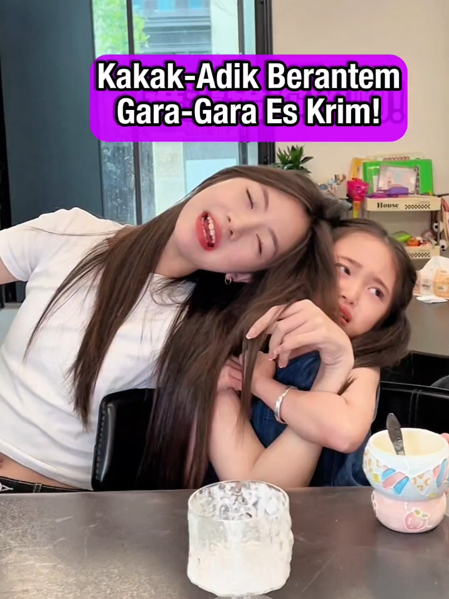 Ngakak! Kakak-Adik Berantem Cuma Karena Es Krim!🤣 Gara-gara es krim hampir habis, kakak dan adik ini bikin drama kocak! 🍦 Si adik ngeyel banget, sampai tarik rambut kakaknya, padahal dia tadi sudah makan setengah ember 🤭. Kakak pun kesal, mama sampai bingung 😂. Dari rebutan es krim jadi ribut besar penuh tingkah lucu dan keras kepala! Penasaran gimana kelanjutannya? Tonton sampai habis biar ngakak bareng! 🤪✨ #comedy #funny #humor #kocak #lucu Moment, Kisah, Cerita, Lucu, Ngakak, Tawa, Bahagia, Haru, Unik, Menarik, Inspiratif By: Tawa dan Air Mata, tawadanairmata21 SC. Douyin. 小红书 Video By: 曹雅晴