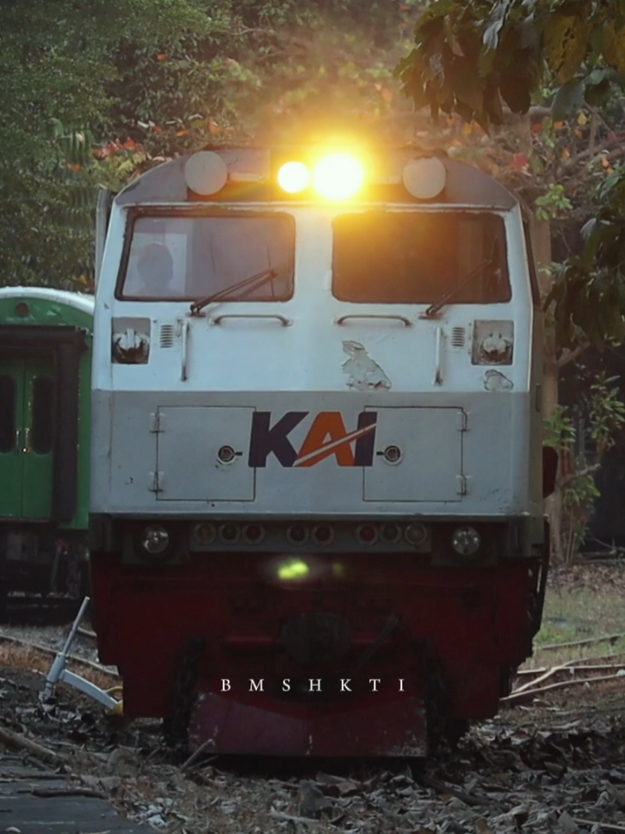Wonokromo sunset time | ib : @knzsyq | @ichizouyuuki @nathstraindump @syaqzvy @nalaarya #kai121 #keretaapiindonesia #cinematic 