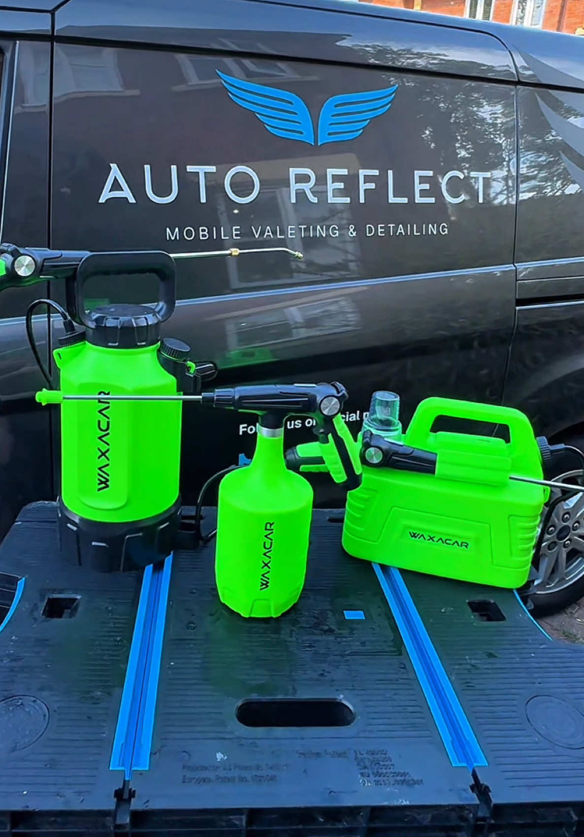 Hand-pumping days are GONE! These cordless electric sprayers changed the game 🙌 #electricsprayer #carcleaning #pumpsprayer #detailing #tiktokmademebuyit 