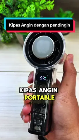Ini kipas atau AC yah baru tau gw kalo ada kipas yang ada pendinginnya seperti ini, di merk lain mahal loh yang ini harganya cukup terjangkau  #kipasportable #kipasportablemurah #kipasanginmini #kipasturbo #kipasgenggam 