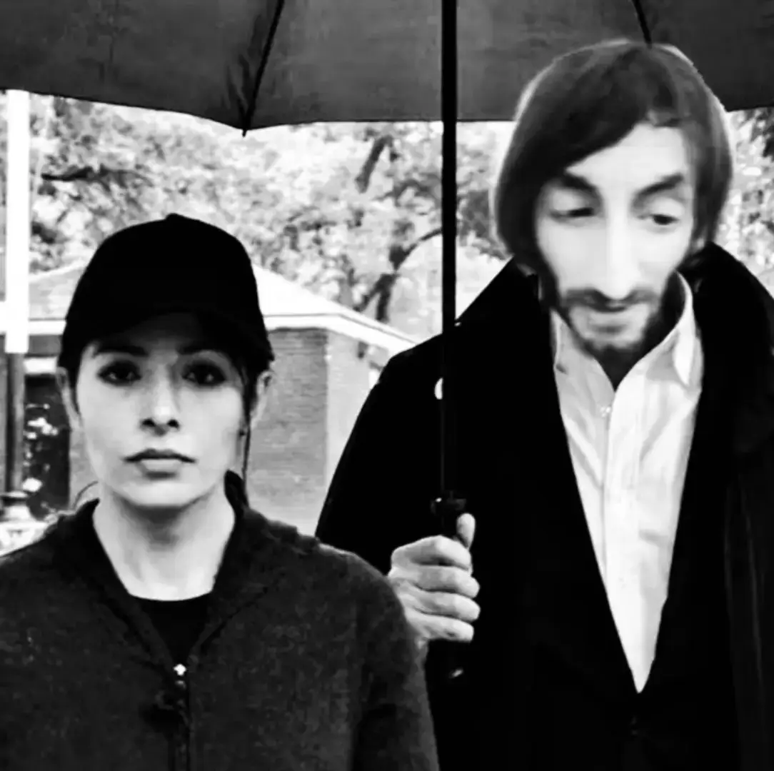 في شتاء لندن القارس، ظهرت خيوط عملية غامضة ارتبطت باسم لا يكاد يُذكر في العلن: أبو صكر الختياري. الرجل الذي اعتادت همسات الشرق أن تضعه في خانة الأساطير، وجد نفسه في قلب العاصمة البريطانية، متخفّيًا خلف ستار رجل أعمال يبحث عن فرص استثمارية، بينما كانت حقيبته تحمل أسرارًا أثقل بكثير من أرقام الصفقات والعقود. بحسب ما تسرب من مصادر أمنية بريطانية، فقد استقرت تحركاته بين الأحياء الراقية في مايفير وكنزينغتون، حيث الفنادق الفاخرة التي تتيح للغرباء الاختفاء وسط ضجيج الزوار والوفود. كان يُرى أحيانًا في مقاهي هادئة على ضفاف التايمز، محاطًا برجالٍ لا يبتسمون، ولا يعرف عنهم شيء سوى أنهم يختفون مع غروب الشمس. العملية التي قادها في لندن حملت أبعادًا متعددة؛ اقتصادية من جهة، حيث ارتبطت بصفقات مالية معقدة بين شركات واجهة، وسياسية من جهة أخرى، إذ تشير بعض الوثائق إلى أن الهدف كان تعطيل مشروع دولي يهدد مصالح المنظمة التي يقودها. ولم يكن غريبًا أن تتحدث بعض الصحف المحلية آنذاك عن 