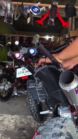 Yang mau samaan lampu belakang langsung klik keranjang kuningnya boss, mumpung harga murah 👇😍 #fypシ゚ #viral #crf150l #lampumataelangstrobo #modifikasimotor 