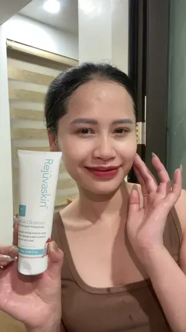 Em sữa rửa mặt chân ái của mình đây nhó 🥳 #rejuvaskinvietnam #rejuvaskin #rejuvaskinfacialcleanser #lamsachbuimin #suaruamat