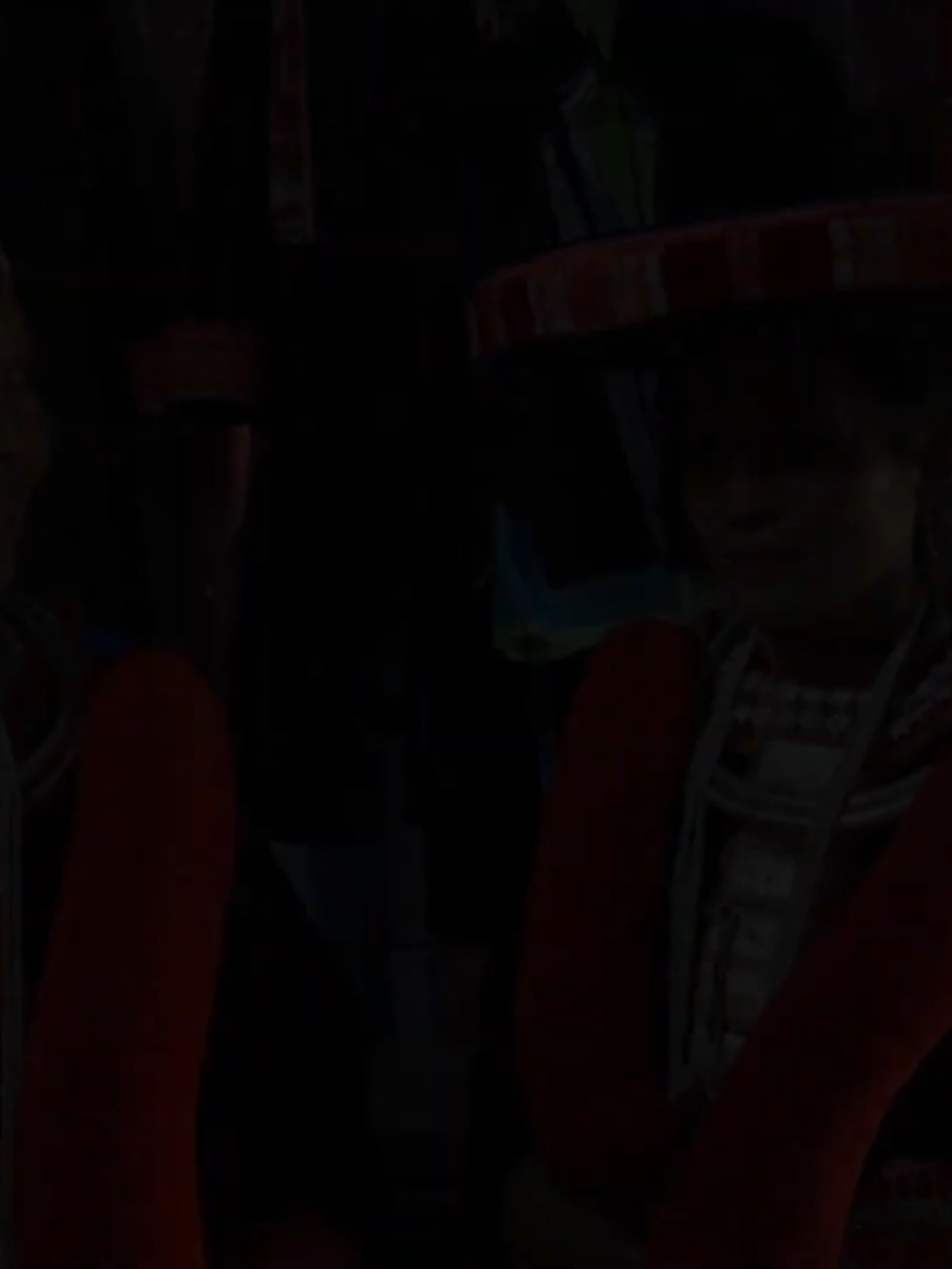 💁‍♀️Trang phục truyền thống của người Dao Đỏ 😍 Người Dao Đỏ nổi bật với bộ trang phục rực rỡ, mang nhiều hoa văn thêu tay tinh xảo. Phụ nữ thường mặc áo dài màu chàm, trang trí bằng chỉ đỏ, trắng, vàng; cổ áo, tay áo thêu kín họa tiết hình học, hoa lá. Đặc biệt, chiếc khăn đỏ đội đầu buông dài sau lưng chính là điểm nhấn, tạo nên tên gọi Dao Đỏ. Nam giới mặc áo ngắn, quần chàm, thắt lưng đỏ đơn giản hơn nhưng vẫn toát lên vẻ khỏe khoắn. 👉 Trang phục người Dao Đỏ không chỉ đẹp mắt mà còn thể hiện sự khéo léo, tài hoa và niềm tự hào văn hóa của cộng đồng nơi núi rừng Tây Bắc.#ThuKaGarden #TinhHoaTayBac