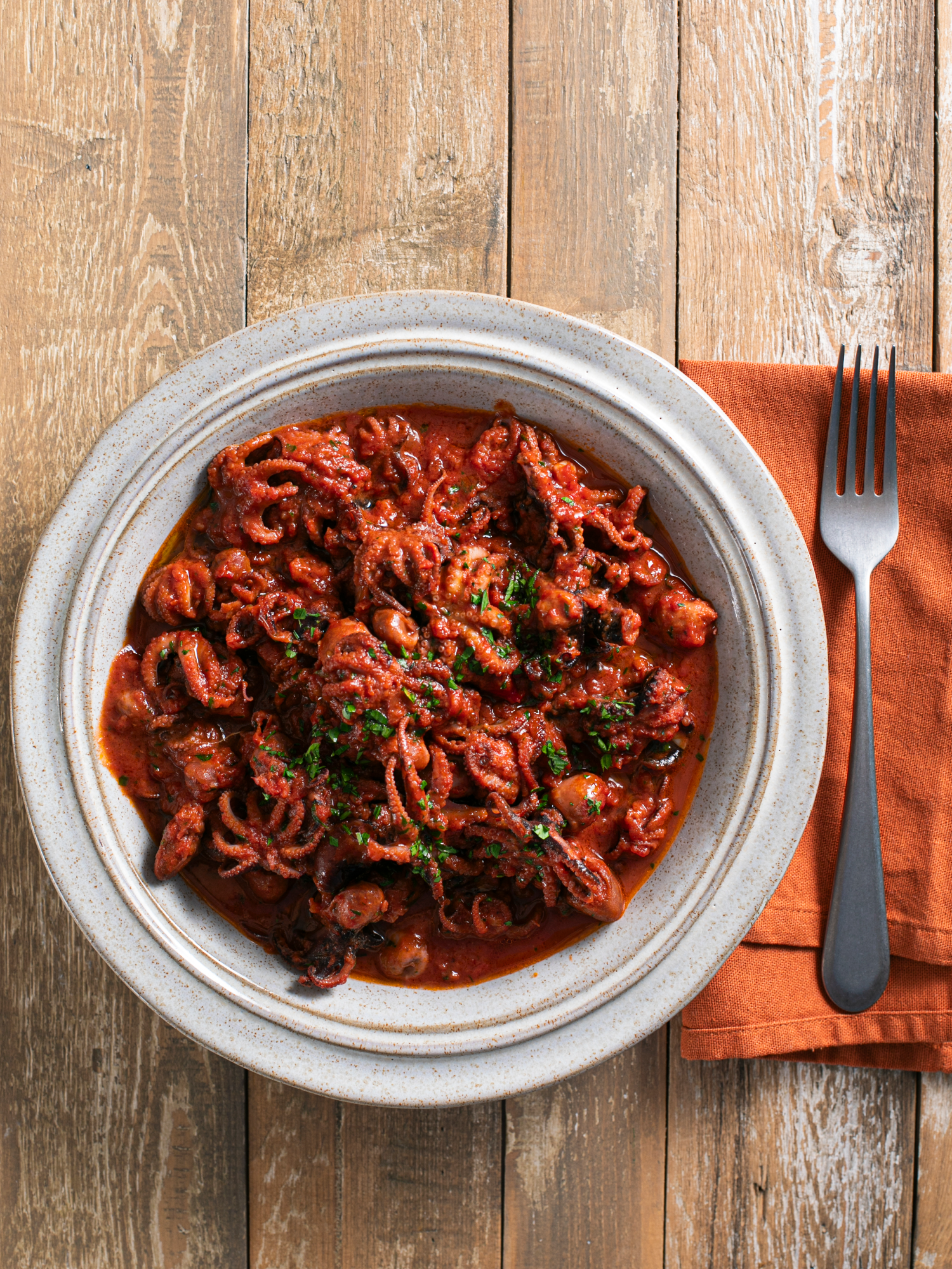 In cerca di un secondo piatto di pesce diverso dal solito?🥰 Questi polipetti in purgatorio del nostro resident chef creator @sebastian_fitarau sono la fine del mondo!😍🍽️ Curiosi di assaggiare?😋❤️ Ingredienti: 1 kg di polipetti 400 g di polpa di pomodoro 3 spicchi di aglio 1 peperoncino fresco 1 manciata di prezzemolo Sale q.b. Olio extravergine d'oliva q.b. #gz #polipetti #FoodTok