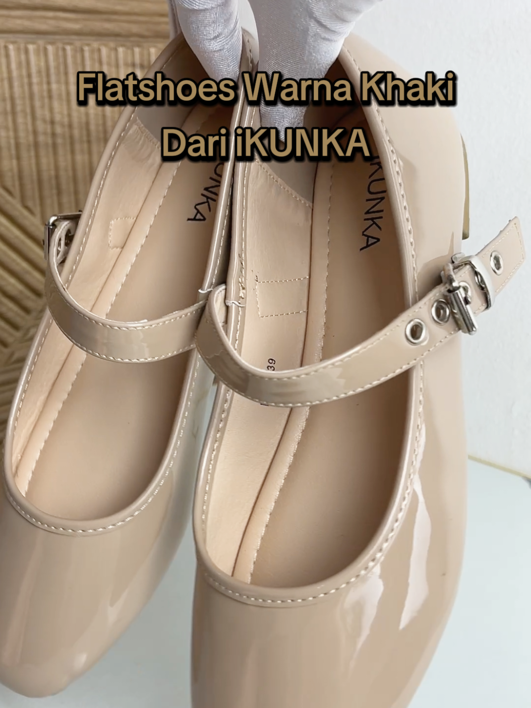 Flatshoes Warna Khaki dari iKUNKA nih. Buruan Cek Keranjang Kuning #sepatuwanita #flatshoes #flatshoescantikk #flatshoesmaryjane #ikunka 