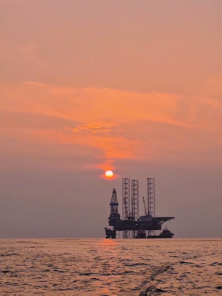 Mana sunset kalian, Pemandangannya Mahal banget ni Sunset di lepas pantai offshore #sunset #fyppppppppppppppppppppppp #fyp #offshore 