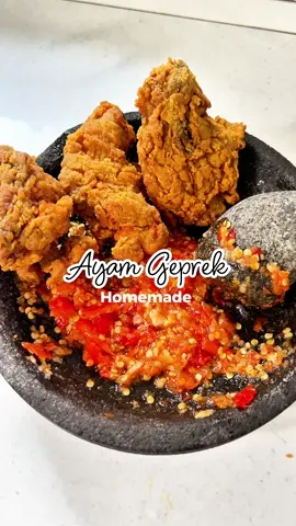 Terharu banget ternyata bisa bikin Ayam Goreng Kentucky yang kriuk banget tapi juicy didalem ☺️ Bahan 1 : 500gr ayam (potong-potong) 1 sdt garam 2 sdt bawang putih bubuk Air *Marinasi selama minimal 1 jam Bahan 2 : Air es secukupnya Tepung kentucky dari @masterkentucky_official secukupnya Cara memasak : 1. Balur ayam yang sudah di marinasi ke tepung  2. Celupkan ke air 3. Balur kembali ke tepung sambil di cubit dan di kipas 4. Goreng  sampai terendam semua di minyak panas dengan api sedang 5. Bolak balik dan sajikan Resep sambal : 20 buah Cabai rawit  4 siung bawang putih 1/2 sdt garan 1 sdt gula Minyak panas *Ulek semua dan siram dengan minyak panas  Kenapa Harus Produk dari Master Kentucky ?  ✅ Hasil lebih stabil & kriuk konsisten ✅ Tahan kriuk 4–6 jam walau dibungkus ✅ Super hemat – 1:7 pemakaian ✅ Ada Marinasi PRO & PEDAS ✅ Digunakan ratusan penjual di seluruh Indonesia Follow : @ilhamgordenlombok untuk info seputar gorden @juliatias untuk resep simpel lainnya #dapurmbokjul #ayamgeprek #masterkentucky #horeka #tepungkentucky        