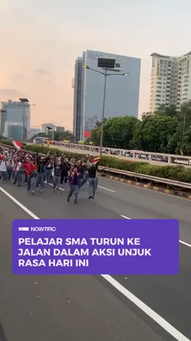 Ratusan siswa SMA dari berbagai sekolah di Jakarta dan sekitarnya bergabung dengan ribuan demonstran lain dalam aksi unjuk rasa di depan Gedung DPR RI, Senin (25/8). Kehadiran para pelajar ini menjadi sorotan utama, menunjukkan kepedulian generasi muda terhadap isu-isu nasional yang sedang hangat. #demo #dpr #pelajar #demonstrasi #nowtific 