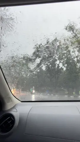 Hujan di kota pekanbaru sore ini. Enaknya makan apa yaah sore” gini? Komen yah🥰 #infopku #hujan #pekanbaru #fyp 