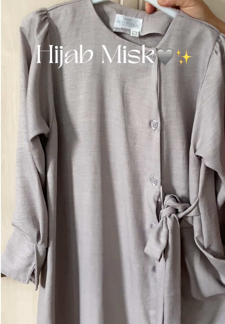 Hijab Misk – Élégance au quotidien ✨ Alliez style et confort avec notre hijab unique, -doté d’un fermoir latéral pratique et d’un nœud élégant qui sublime votre look. Parfait et pratique pour vos journées . Tailles disponibles : • Taille 1 : 36/38 • Taille 2 : 40/42 • Taille 3 : 44/46 couleurs disponibles : gris clair, bleu roi, marron, beige, vert bouteille Livraison disponible dans les 58 wilayas📦 Commandes en DM📩 #hijab #branding #fashion #fyp #explore 