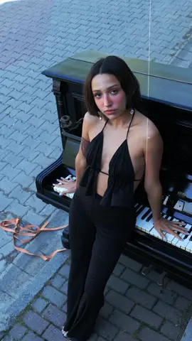 Sahne senin, stilin hazır mı?#KotonxZeynepBastık koleksiyonu ışıltılı detaylarla, trend parçalarla dolu! 🖤🎶 @Zeynep Bastık 💕