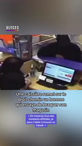 ❤️ C’était une année incroyable pour la petite équipe d’Ulyces, on est très heureux. Pour ce mois d’août on vous a ressorti des classiques d’internet et des contenus chanmés. On souhaite de bonnes vacances à ceux qui en prennent et courage à ceux qui bossent. On se retrouve tous à la rentrée le 1er septembre.  Spoiler : vous pouvez acheter notre premier livre en précommande en cliquant sur le lien dans le profil. Ça sort à la rentrée, ça s’appelle Ce qu’il ne fallait pas rater sur internet cette année, et c’est des enquêtes, des récits et des interviews 100% originales sur les highlights de la saison 24/25. On espère que vous allez kiffer découvrir le média sur des formats plus longs ! 🙏 Une scène bouleversante, capturée dans un magasin aux États-Unis : un homme tente de braquer une caissière. Au lieu d’argent ou de panique, elle lui offre de l’aide. Découragé, le braqueur repart finalement.  Crédit : vidéosurveillance