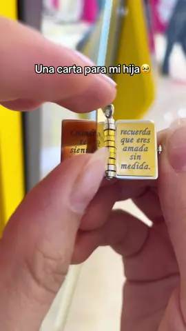 Está creciendo rápido... Así que le escribí algo que pueda llevar consigo para siempre. #mamáhija #collardelibros #ideasderegalo #amor #fyp ❤️     