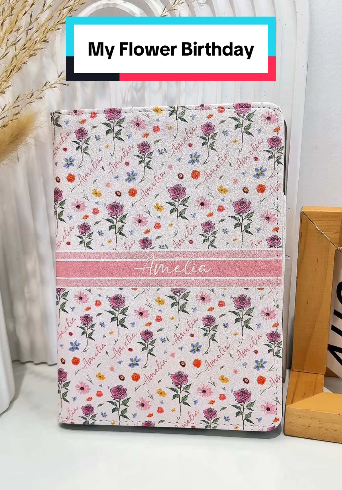 Read hands-free, stress-free, and oh-so-stylishly you 🌟📚 #macorner #kindlecase #bookishgift #readingcomfort #birthflower
