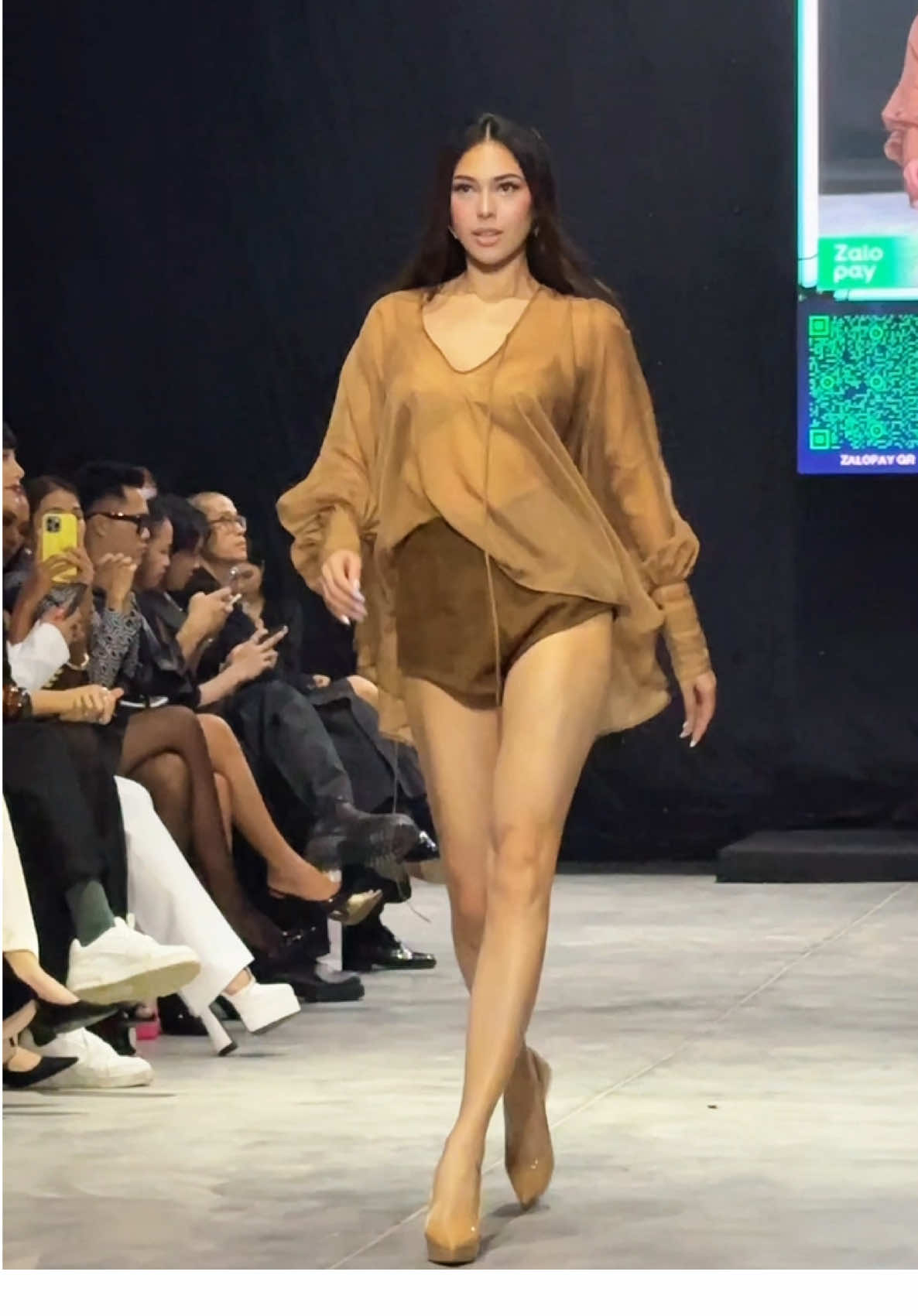 Chelsea Fernandez - Miss Cosmo Philippines walk cực slay mở màn cho  thương hiệu PHAM STUDIO tại Tech-shion Show “See Now Scan Now”. #NguyenHoangPhuongLinh #Zalopay #SeeNowScanNow  #PHAMSTUDIO #ThuThiemRiverstage