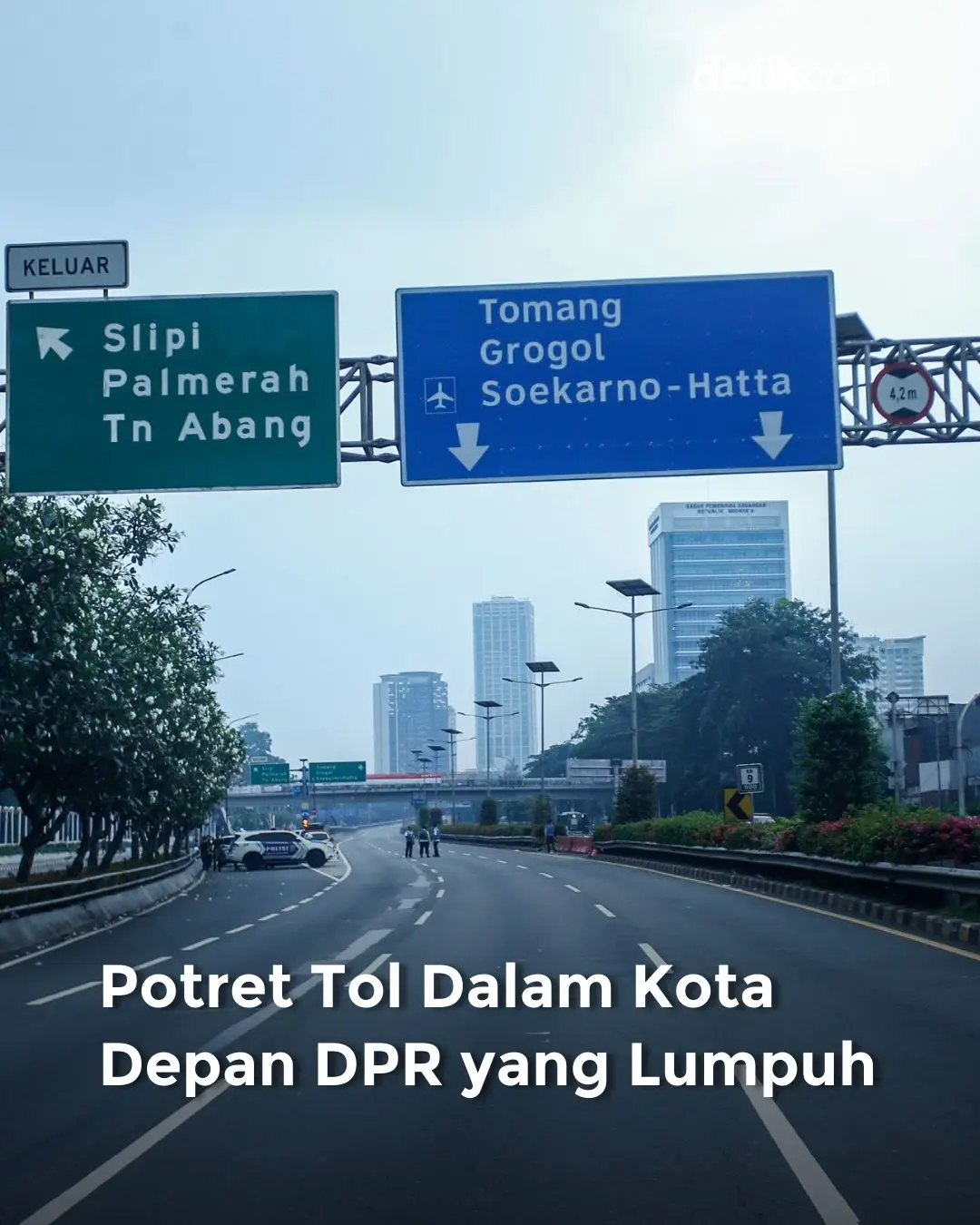Beginilah kondisi di Tol Dalam Kota depan Gedung DPR/MPR RI, Jakarta, Senin (25/8/2025). Massa aksi menduduki jalan sehingga kendaraan tidak bisa melintas. Foto: Rifkianto Nugroho Creator: Jo #aksidpr #detikcom #demodpr #demoricuh #detikcom 