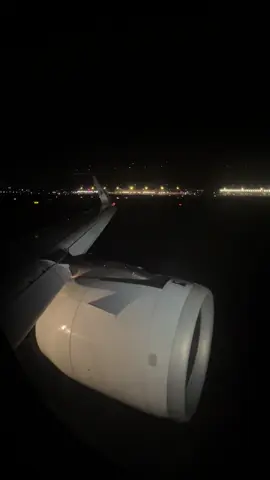 Landing at Shanghai Pudong 🇨🇳for a international flight to Singapore 🇸🇬 #landing #airbus #airbus #airbus320neo #chinaeastern 